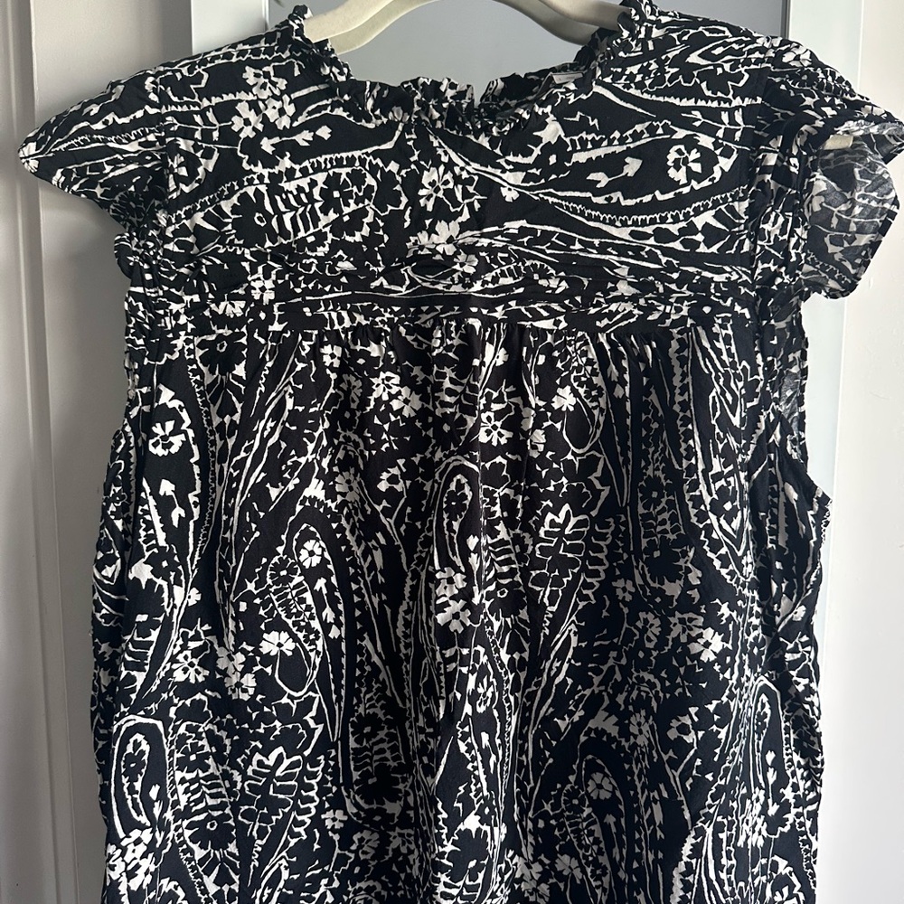 LOFT black and white sleeveless shirt
